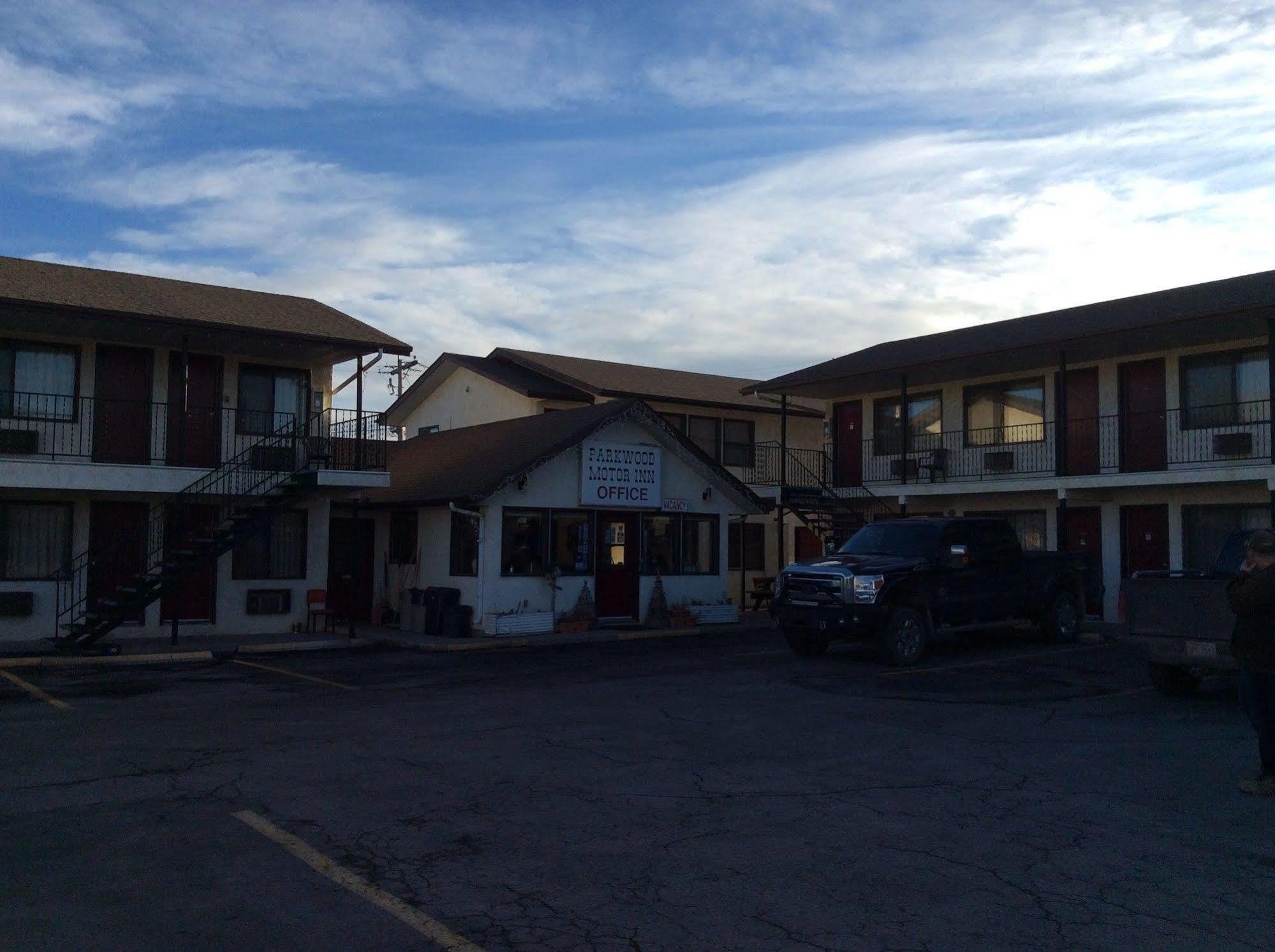Parkwood Motor Inn Sundre Екстериор снимка